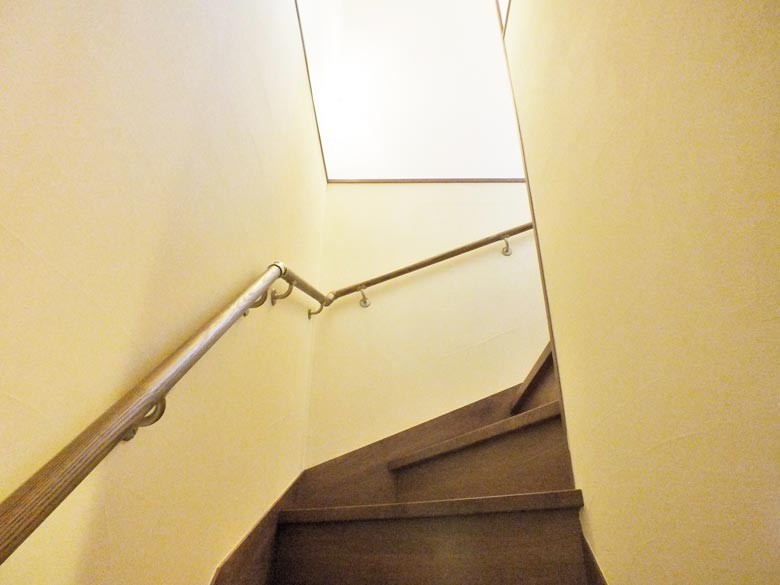 階段廻に安全の為手摺を取り付けました。今はどの家も標準仕様となっています