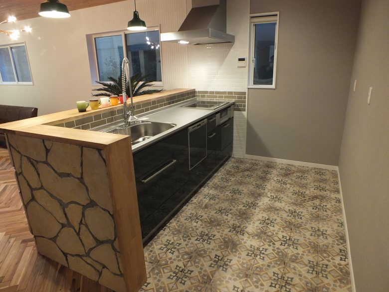 キッチンの床にはアンティークタイルを使用。